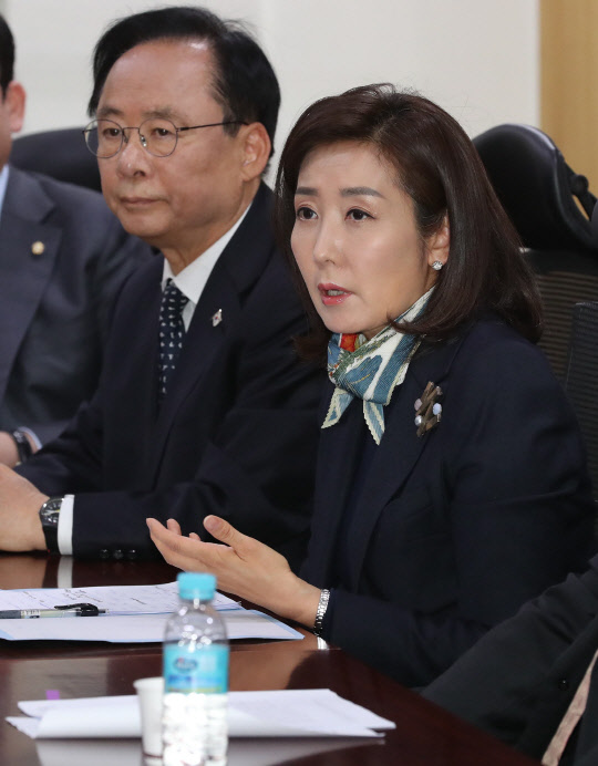 나경원 자유한국당 의원이 22일 오전 국회 의원회관에서 열린 중진의원 간담회에서 "당헌 존중되고 당이 시스템에 의해 운영돼야"한다고 밝히고 있다. 이날 모임은 최근 지방선거를 앞두고 자유한국당 홍준표 대표가 당 운영을 폐쇄적으로 한다는 지적이 나오면서 중진의원들이 관련해 의견을 나누고자 마련됐으며 정우택, 이주영, 나경원, 유기준 의원 등이 참석했다.  연합뉴스